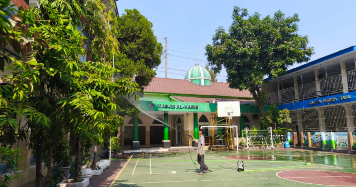 Tenaga Kependidikan SD Perguruan “Cikini” Bersihkan Area Sekolah Terdampak Abu Vulkanik